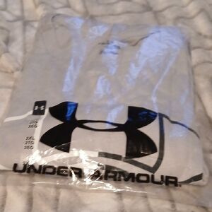 Under Armour Light Gray Tee with Black Logo. MENS